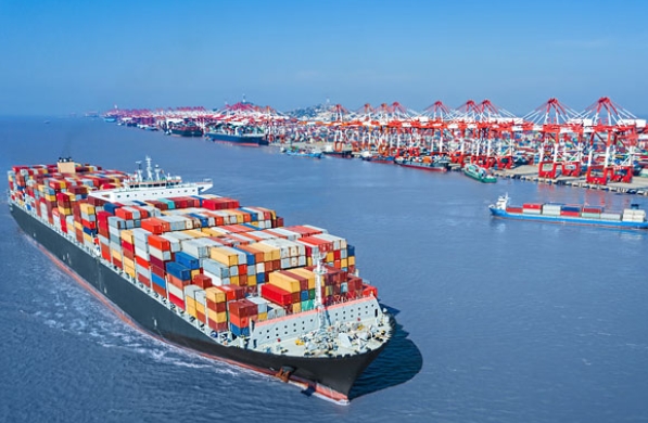 框架箱海运的发展加快了货物流通速度，也促进了全球经济的发展